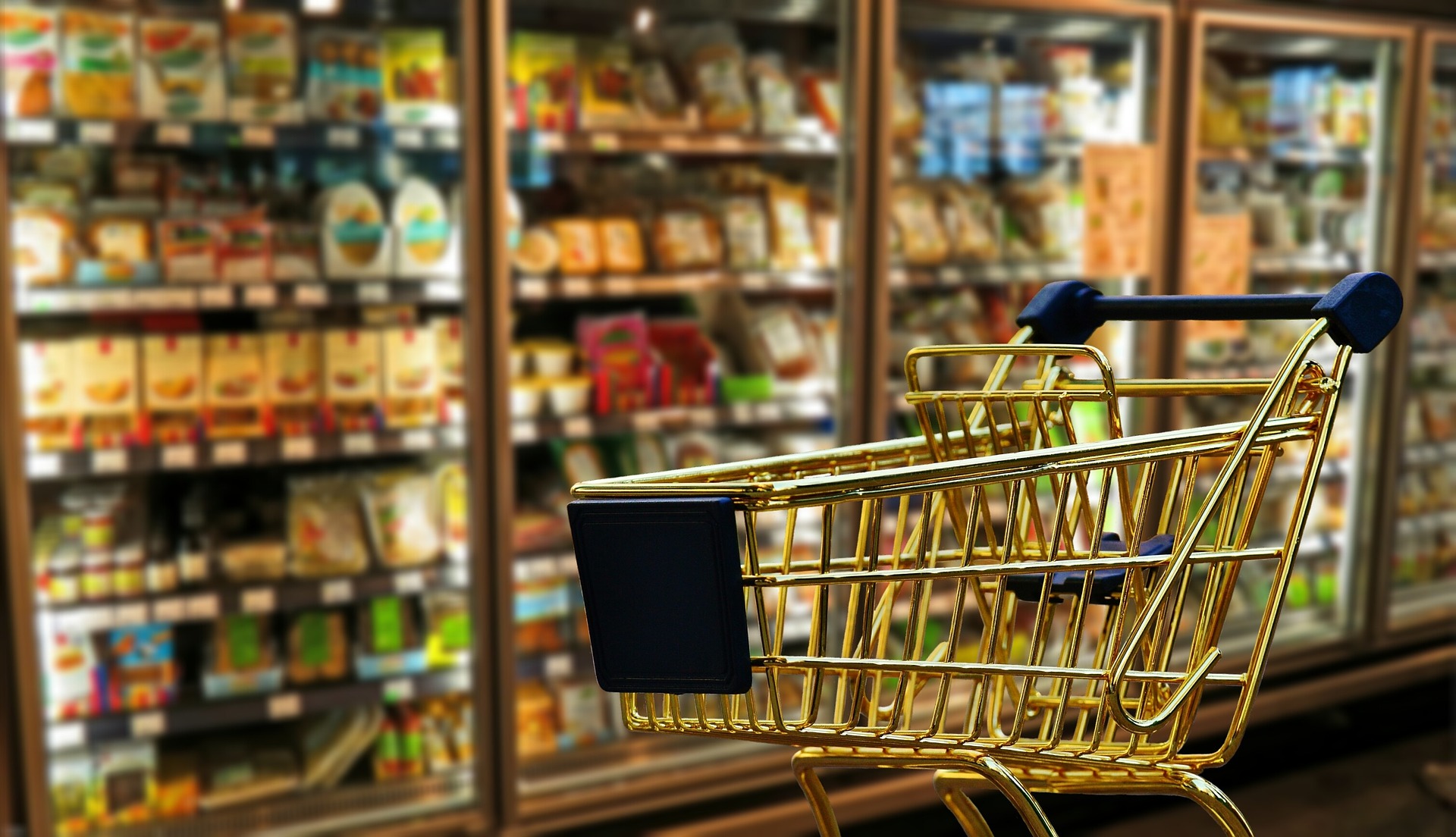 sanificazione ambientale dei supermercati - carrello dentro a supermercato